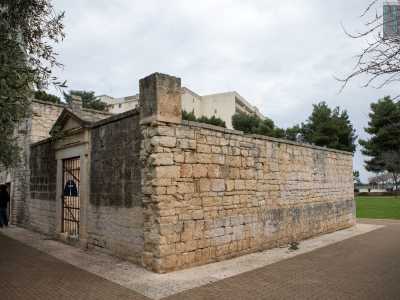 � anche affiancata da un cortiletto cinto da un muro...